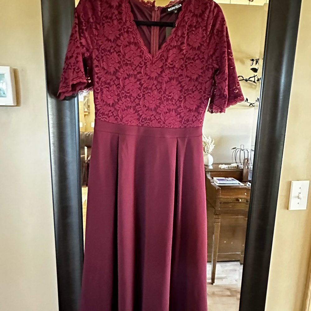Chic Lace Midi Dress in Burgundy